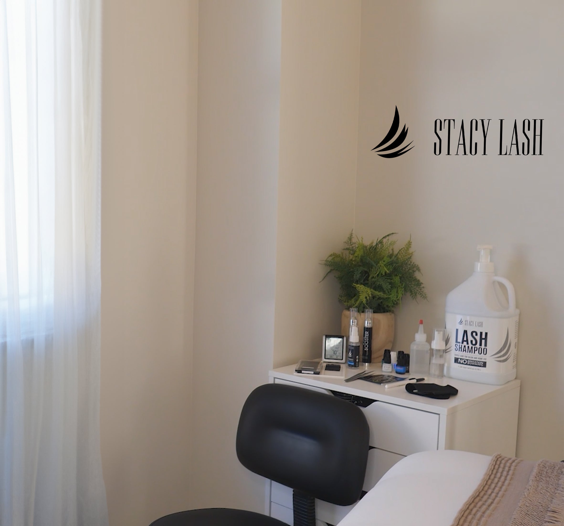5 Must Haves In Your Lash Space - Stacy Lash